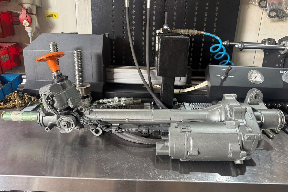 Casetă de direcție electrică recondiționată, cu motorul de asistență, pe bancul de probă